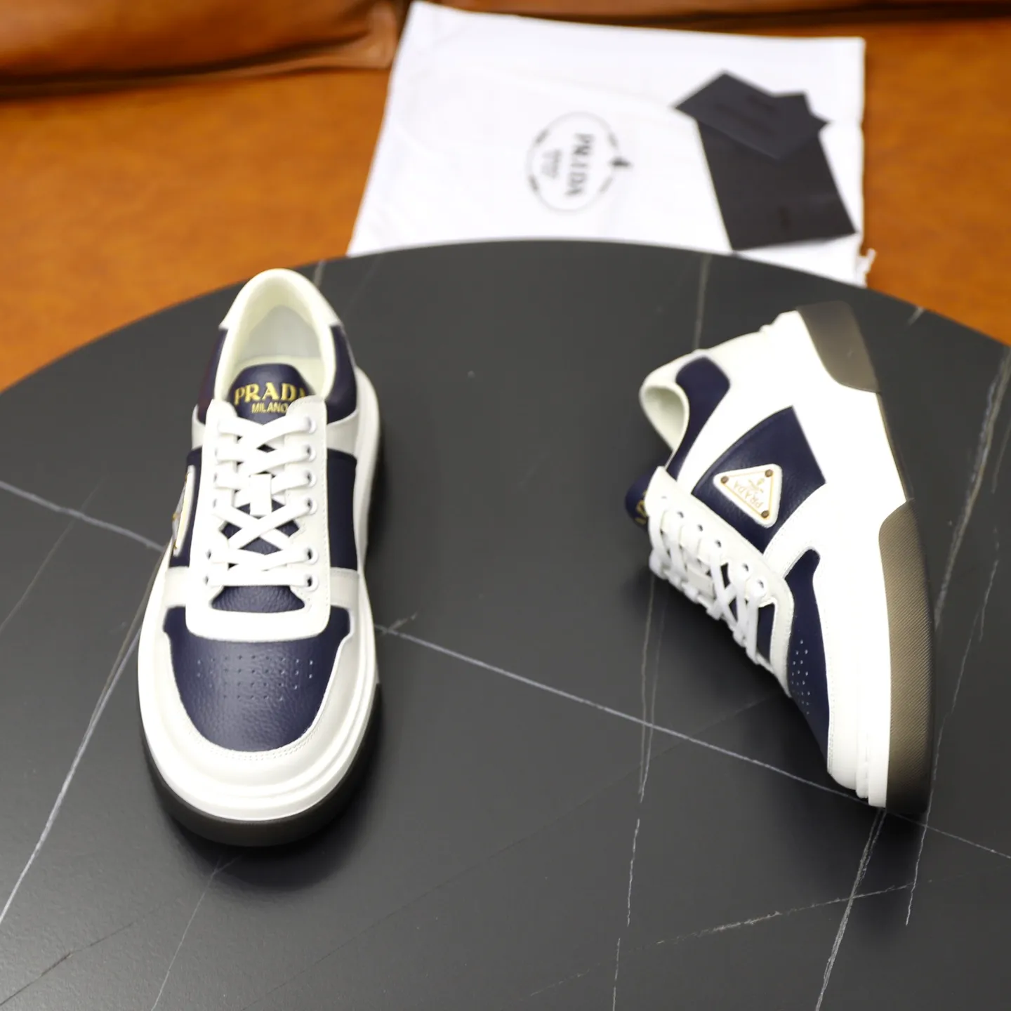 Factory price: 720💰Top original order Brand: PRADA (Prada) Standard code: Men's size 38/44 (45 can be customized) Grade: Same as the official website Material: Original cowhide stitching imported cowhide lining Original combination two-color wear-resistant soft outsole Style category: Leisure and sports version Young fashion European and American trend British style Color: Actual picture color